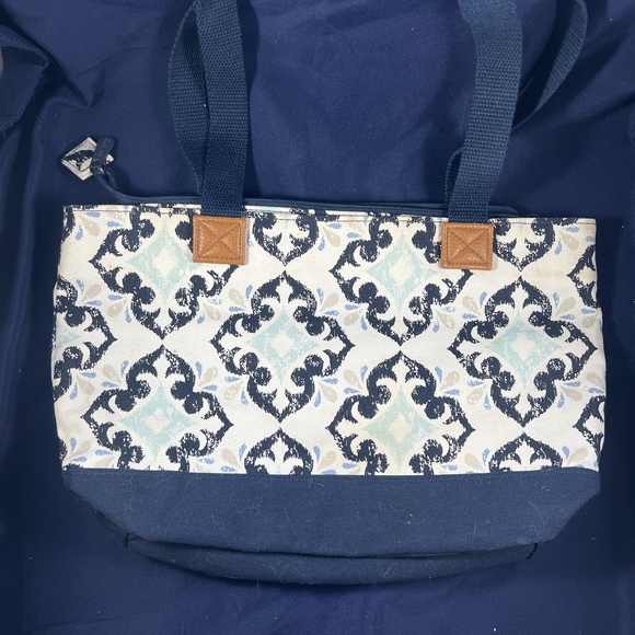 thirty-one Handbags - Thirty-One Tote Bag Purse Blue White Patterned Everyday Zipper Closure Boho Chic